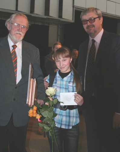 Prizą laimėjusi skaitytoja iš Pakertų Dovilė Sindaraitė su Marcelijumi Martinaičiu ir Audriumi Siaurusevičiumi. Nuotr. iš asmeninio D. Sindaraitės archyvo