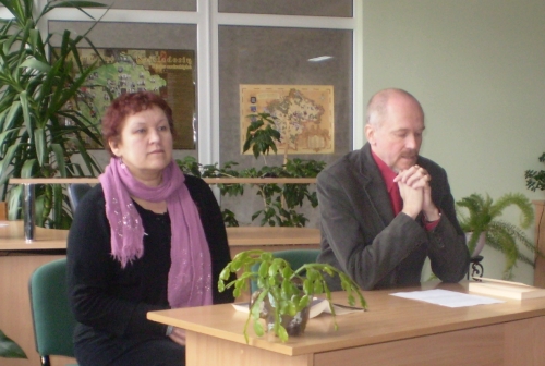 Giedra Radvilavičiūtė ir Laimantas Jonušys Pravieniškių bibliotekoje. Nuotr. autorės