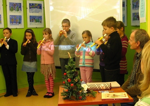 Ąžuolo pagrindinės mokyklos mokiniai pasitiko garbingą svečią muzikine programa