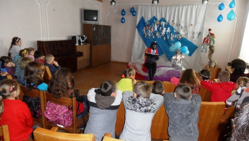 Nuščiuvusi salė klausosi skaitymo