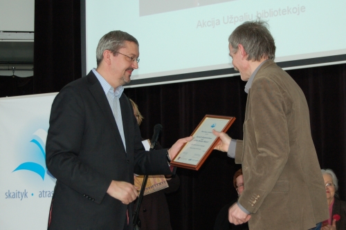 Audrius Siaurusevičius įteikė apdovanojimą rašytojui Kęstučiui Kasparavičiui