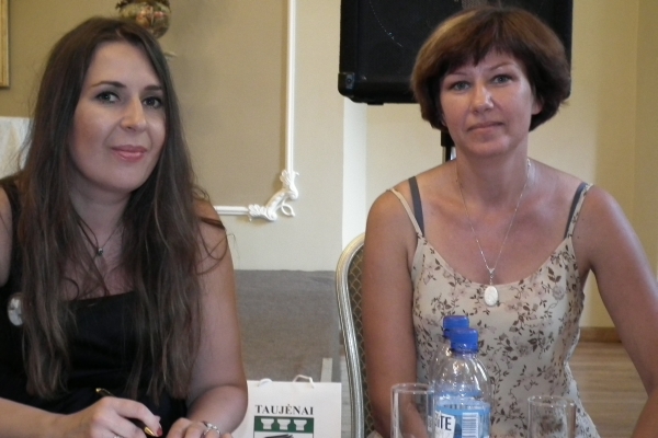 Rašytoja Kristina Sabaliauskaitė ir renginio dalyvė Loreta Zdanienė