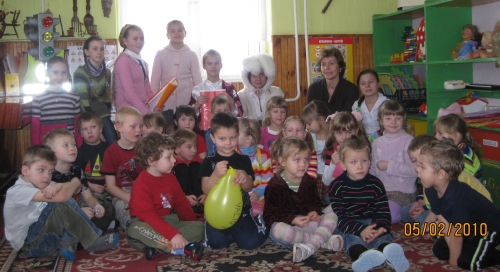 Su gimnazijos bibliotekininkų būreliu nusprendėme aplankyti vaikų darželio priešmokyklinę grupę