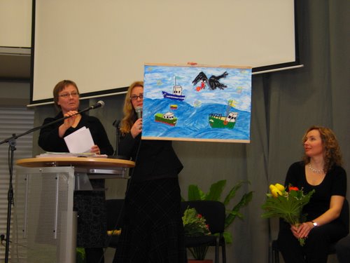 R. Kačkutė rodo skaitytojo piešinį S. Poškaus knygai SU VARNA BARBORA