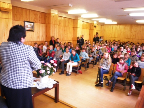 Susidomėję mokiniai klausėsi rašytojos pasakojimo