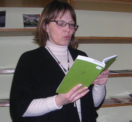 Alfonso Andriuškevičiaus knygą 'Vėlyvieji tekstai' pristatė Kuršėnų literatų klubo vadovė Valerija Aleksandravičienė