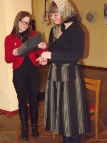 Kūrybingai ir išradingai knygas paaugliams pristatė Alizavos pagrindinės mokyklos mokiniai, inscenizuodami geriausias knygų ištraukas