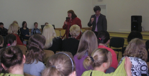 Remigijus Misiūnas ir Gintarė Adomaitytė Ukmergės Dukstynos pagrindinėje mokykloje