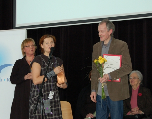 Atskirą prizą rašytojui įteikė NIEKO RIMTO leidyklos atstovė dailininkė Sigutė Ach