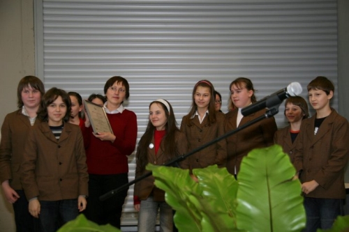 Kauno Kazio Griniaus vidurinės mokylos bibliotekininė prizo atsiimti atvyko su linksma moksleivių kompanija. Nuotr. Astos Plechavičiūtės