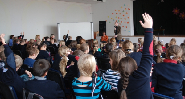 Joniškio Mato Slančiausko progimnaziją aplankė vaikų knygų autorius ir iliustruotojas Kęstutis Kasparavičius