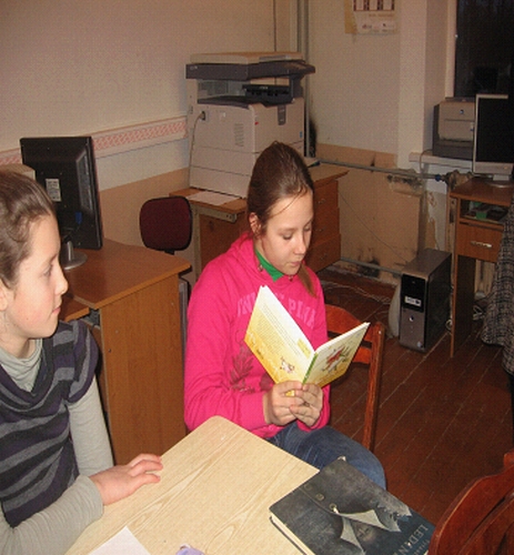 6b. kl. mokinė E. Žiaugraitė skaito ištrauką  iš Urtės Uliūnės knygos 'Kitokia svirplelio diena'