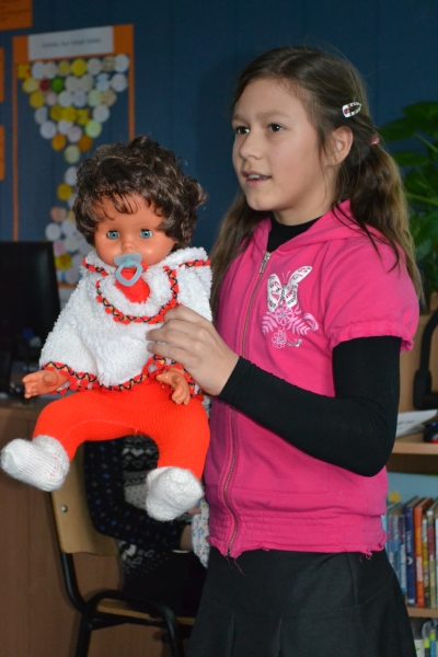 ''Tikriausiai apie kiekvieną iš parodoje besipuikuojančių lėlyčių galėtume parašyti knygą'', – juokavo renginio vedėjos