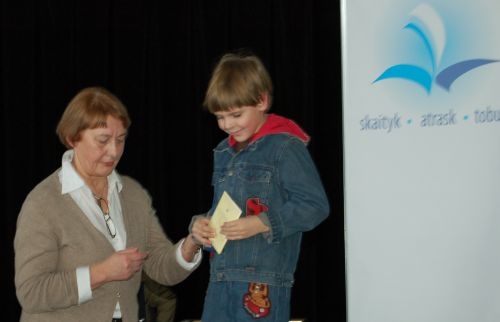 Skaitymo skatinimo programos administratorė Aldona Augustaitienė įteikė apdovanojimą jaunajam skatytojui. Nuotr. R. Kišūnaitės