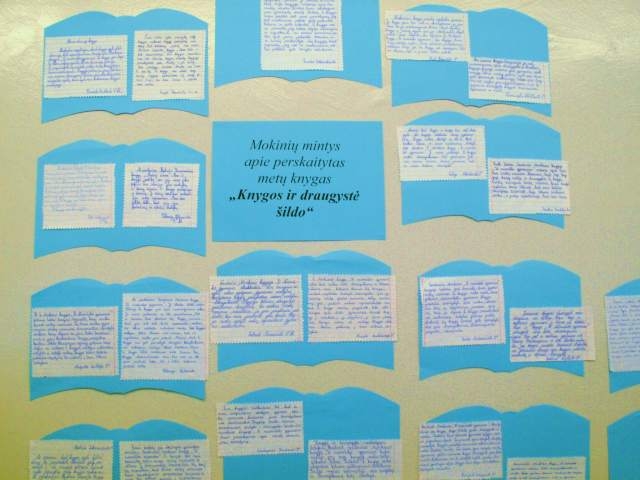 Dailyraštyje kruopščiai ir tvarkingai išrašyti žodžiai kalba apie šiltas akimirkas praleistas su knyga