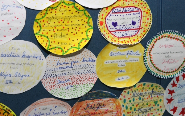 Kiekvienas turėjome po antrą smėlio smiltelę, todėl galėjome užrašyti, kada mes nepastebime bėgančio laiko