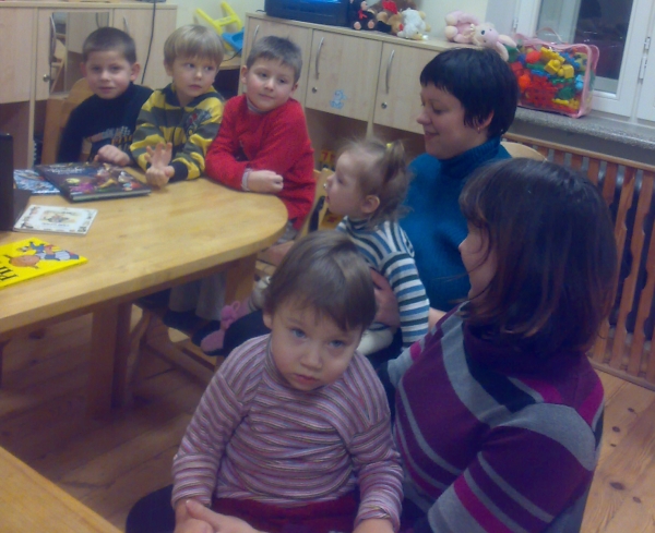 2011 metų knygos ir kvietė mamytes ir jų vaikučius prisiliesti, išgirsti ir trumpam pabuvoti knygų pasaulyje