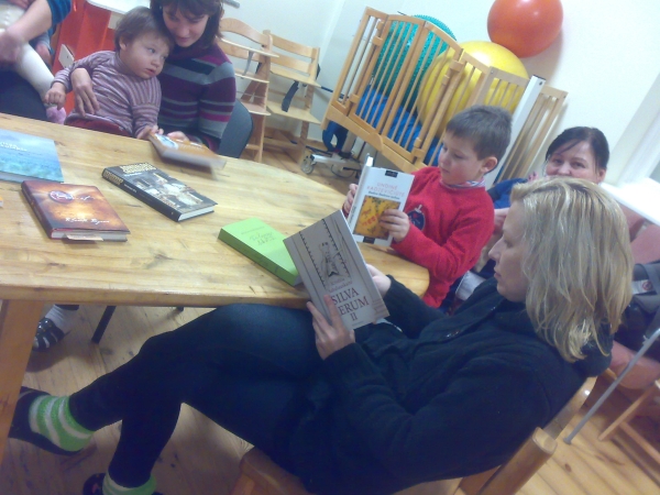 Mamytės mielai vartė knygas