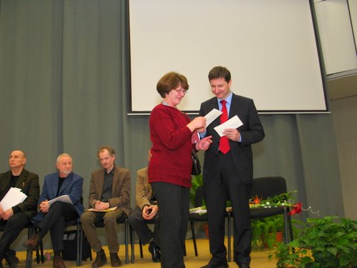 Skaitytojai įteikiamas apdovanojimas. Nuotr. Astos Plechavičiūtės