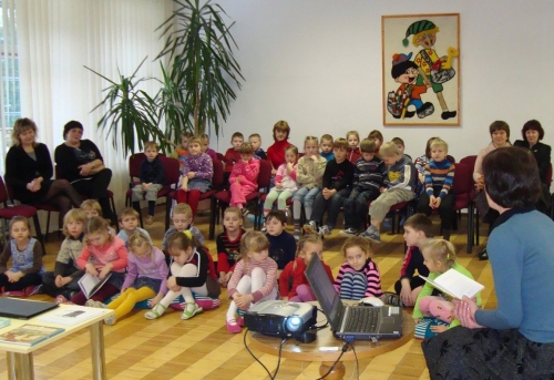 Nuotraukoje: Garsinis skaitymas iš Urtės Uliūnės knygelės 'Kitokia svirplelio diena'