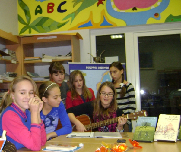 Naktiniai skaitymai su dainomis