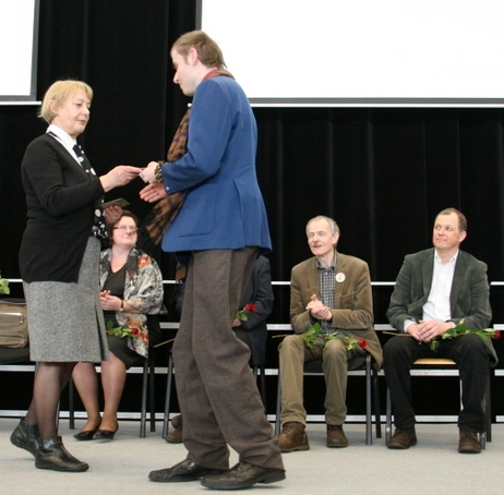 Prizus nugalėtojams įteikė Nacionalinės Martyno Mažvydo bibliotekos Vaikų literatūros centro direktorė Aldona Augustaitienė. Nuotrauka Astos Plechavičiūtės