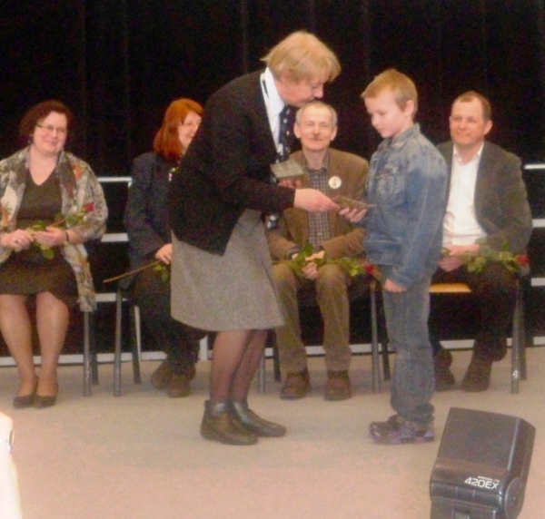 Rimvydui dovaną įteikė Nacionalinės Martyno Mažvydo Vaikų literatūros centro direktorė Aldona Augustaitienė