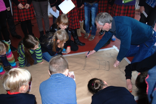 K. Kasparavičius pakvietė vaikus nupiešti jo knygos personažą žirafą