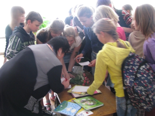 Mokiniai noriai bendravo su rašytoja. Nuotr. autorės