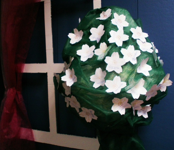 Vyšnia, kuri knygoje jau buvo išbarsčiusi žiedlapius, mūsų skaitykloje vėl pasipuošė žiedais