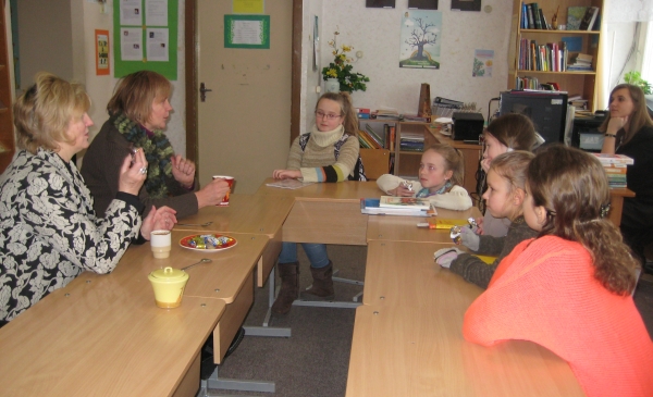 Išsekus paskutinėms susitikimo minutėms, keletas Vilės Vėl gerbėjų pokalbį su ja pratęsė bibliotekoje