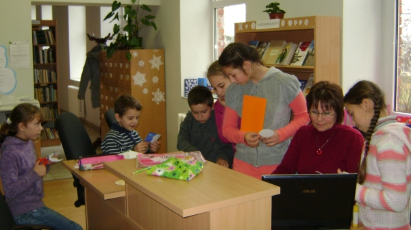 Atvirukus piešė, klijavo, lininius audinius pešiojo ne tik įvairių klasių mokiniai, bet ir mokytojai