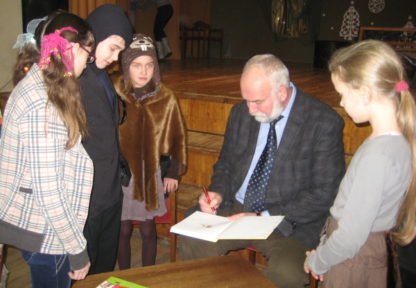 Rašytojas Jonas Liniauskas dalija autografus