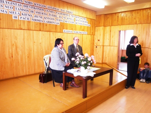 Rašytoją pristato lietuvių kalbos mokytoja L. Vedeckienė