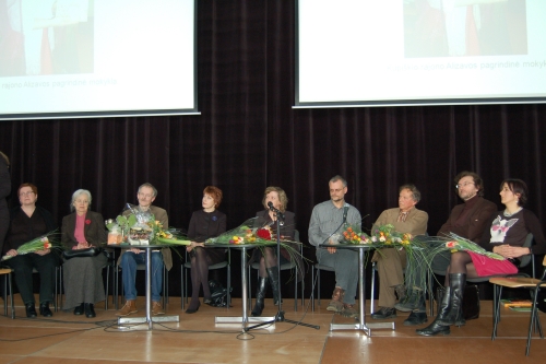 Į apdovanojimų ceremoniją atvykę rašytojai buvo pakviesti įsitaisyti ant scenos. Nuotr. R. Kišūnaitės