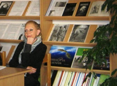 Rašytoja Jolita Skablauskaitė Linkaičių bibliotekoje. Nuotr. autorės