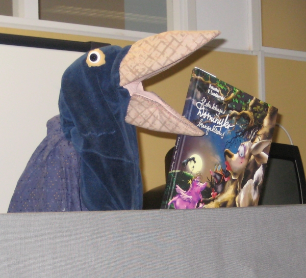 Pasirodė Varna, po pažastimi pasibrukusi Vytauto V. Landsbergio knygą