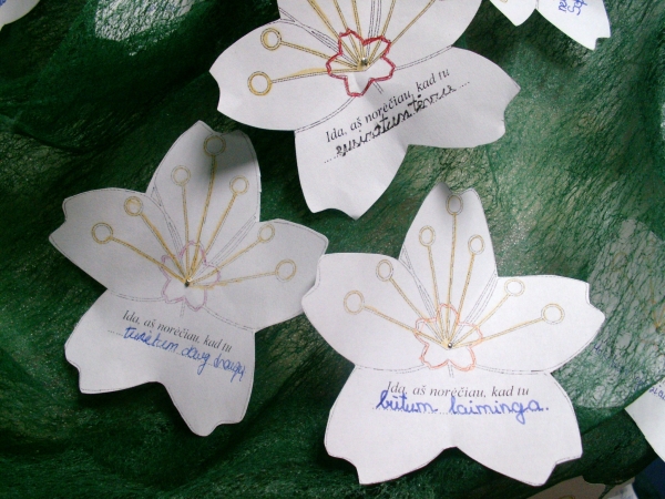 pasiūlėme ant žiedlapio užrašyti palinkėjimą Idai 