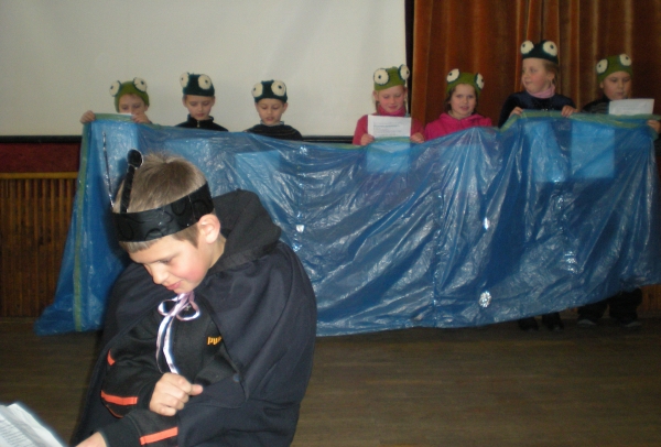 Antrokai vaidino ištrauką  iš  V.V. Landsbergio knygos 'Stebuklingas Dominyko brangakmenis'