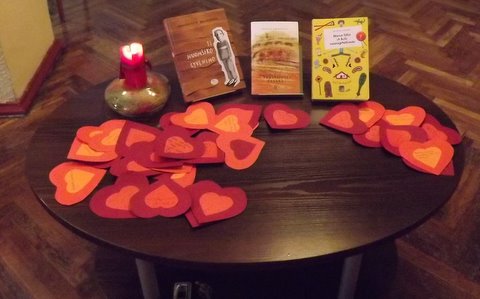 Visi susirinkusieji ant popierinės  širdelės turėjo parašyti labiausiai patikusios knygos autorių, pavadinimą ir palinkėjimą rašytojui