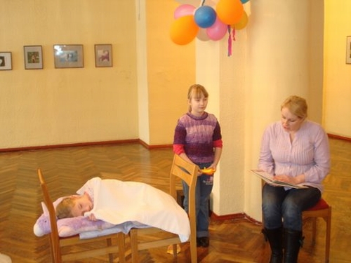 K. Kasparavičiaus knygą pristatė J. Sliekienė su dukra Vestina ir drauge Migle