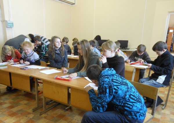 Kol vyko balsavimas, mokiniai, skambant muzikai, piešė savo emocijas