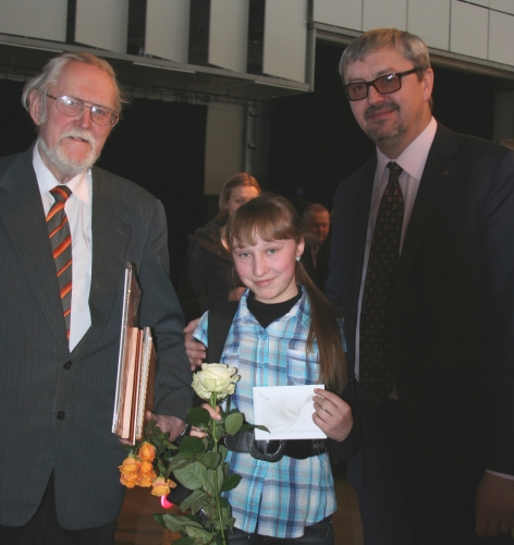 Apdovanota skaitytoja iš Pakertų Dovilė Sindaraitė su M. Martinaičiu ir A. Siaurusevičiumi. Nuotrauka iš asmeninio Dovilės archyvo