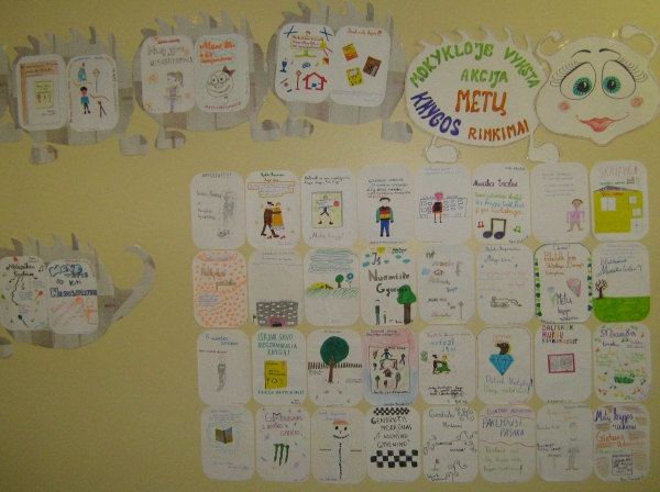 Metų knygos rinkimus mokykloje pradėjome Vaikščiojančia reklama