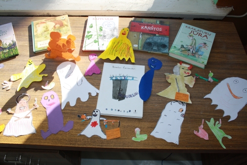 Knygelė nugalėtoja R. Černiausko 'Vaikai ir vaiduokliai' su vaiduokliukų figūrėlėmis