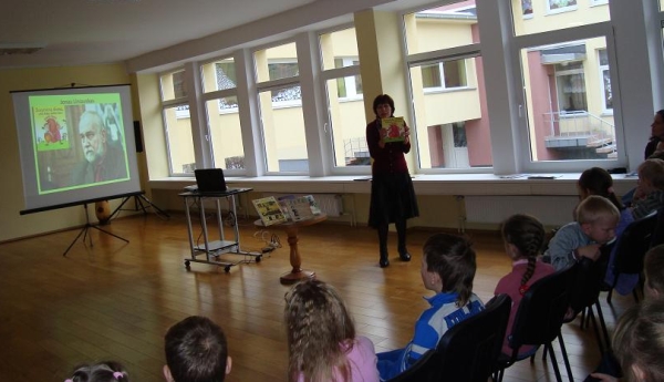 Pristatymo metu buvo trumpai peržvelgtas knygų turinys, pasitelkiant multimediją pristatyti autoriai