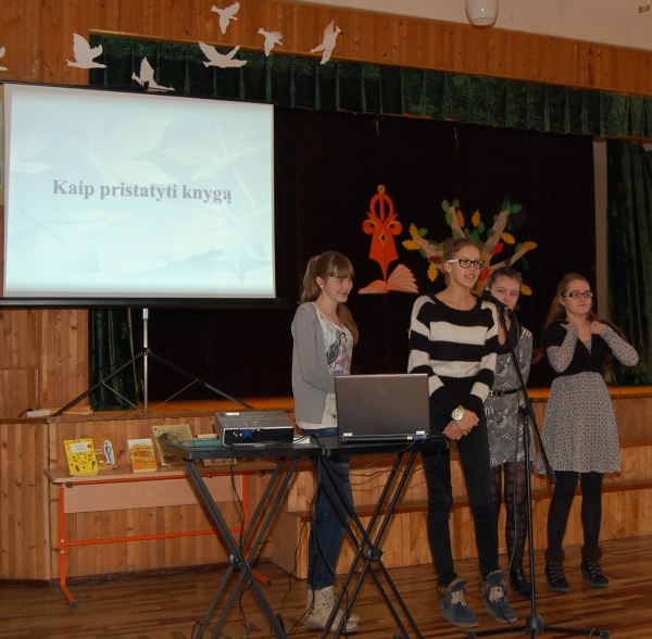 Aštuntos klasės mokinės žemesnių klasių vaikams pademonstravo skaidres
