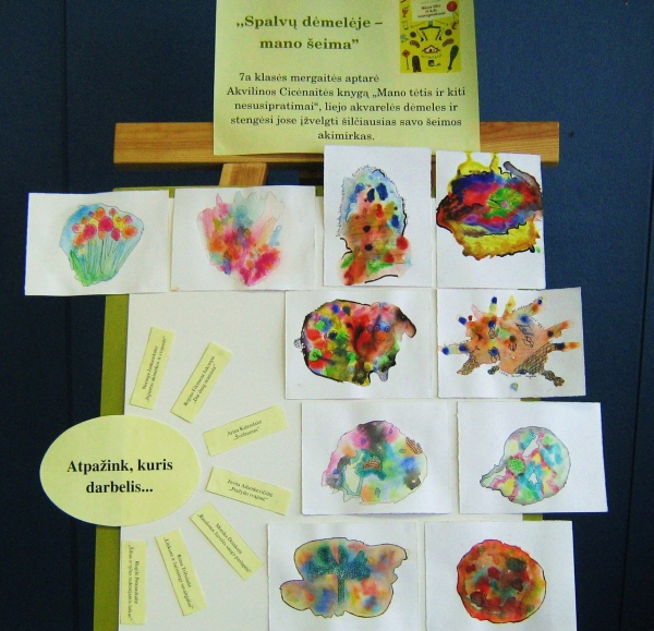 Darbelių spalvos ir mažomis raidelėmis užrašyti žodžiai sako, kad kiekvienam vaikui svarbu turėti jaukius namus, mylinčius ir suprantančius artimuosius