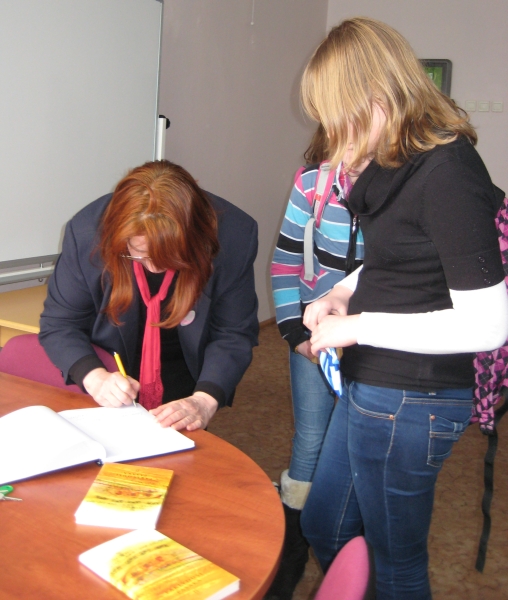 Po susitikimo rašytoja dalijo autografus