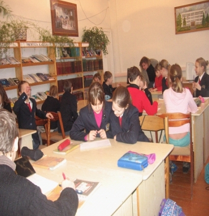 5a klasės mokiniai piešia knygų iliustracijas